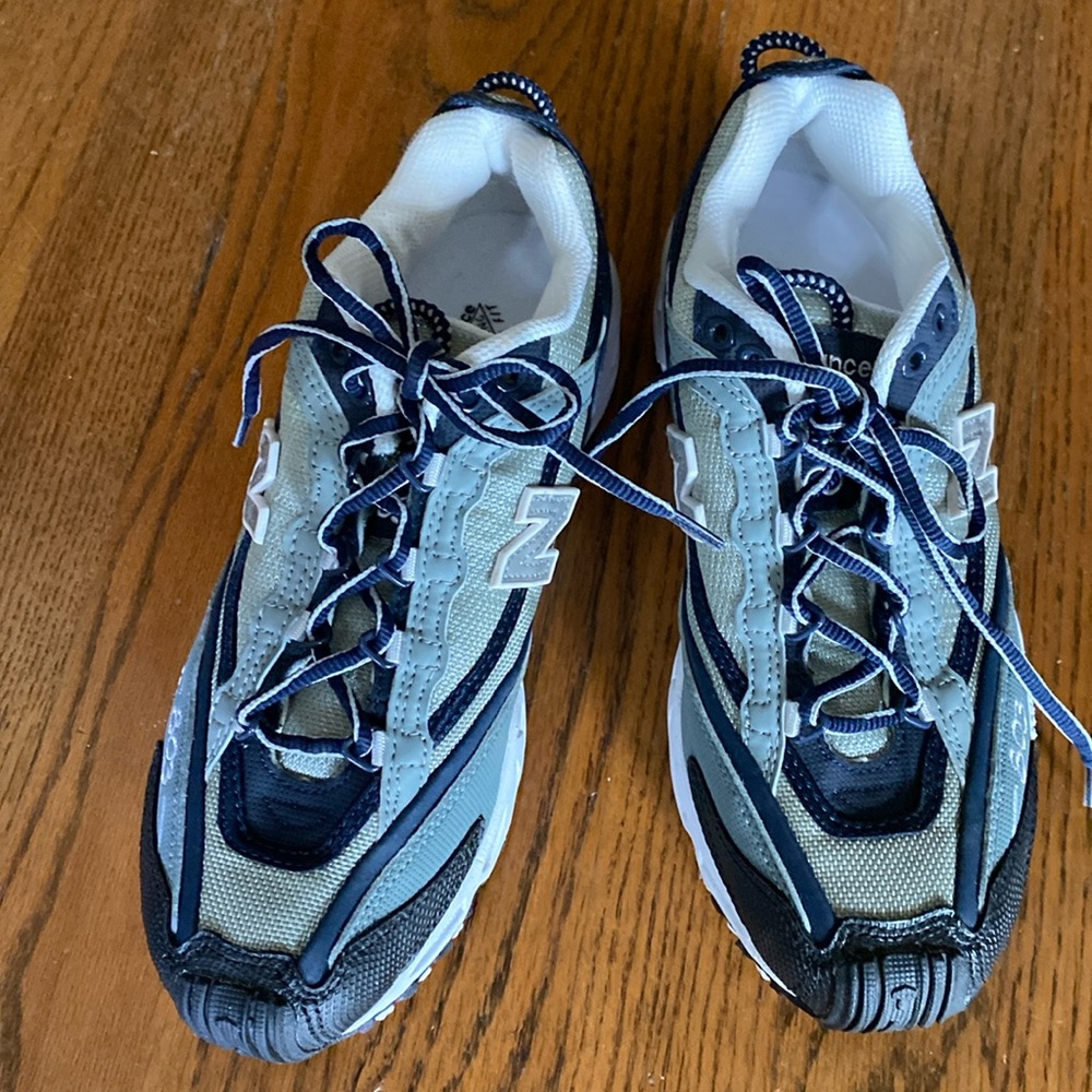 NWOT NEW BALANCE RUNNING SHOES SIZE 8.5